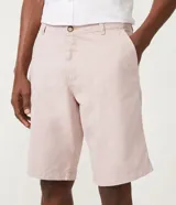 Bermuda de sarga color blanco, de corte recto y diseño básico con bolsillos laterales y traseros.