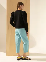 Pantalón capri celeste de tiro alto, con cintura ancha con solapa, bolsillos laterales y traseros.