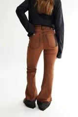 Pantalón de jean azul oscuro, corte oxford con alforza en el delantero y dobladillo en la botamanga.