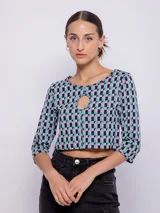 Top corto negro con estampado de líneas onduladas blancas, mangas 3/4 y abertura circular en el pecho.