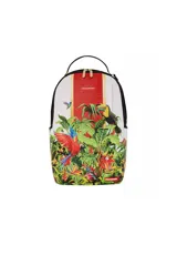 Mochila Sprayground con estampado de aves tropicales y vegetación selvática. Tiene un bolsillo con cremallera en la parte superior, dos bolsillos laterales con velcro, un bolsillo trasero con velcro, un bolsillo trasero con cremallera, correa para carro, espalda acolchada y transpirable, correas acolchadas y transpirables, cierre con cremallera de doble sentido, asa y accesorios de metal color oro pulido. El interior está forrado con poliéster con el logo de la marca, tiene un compartimento principal espacioso, dos bolsillos con cremallera, un compartimento acolchado para laptop.