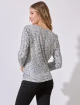 Blusa tejida marca Ruby Rd, con cuello a la base y abertura en V. Manga ¾ y nudo en la parte inferior.