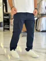Pantalón cargo de gabardina color azul marino, de corte recto y múltiples bolsillos laterales.