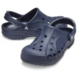 Zueco Crocs modelo Baya, color gris claro, con diseño ergonómico, perforaciones para ventilación y logo de la marca en el lateral. Cuenta con correa pivotante en el talón.