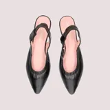 Ballerinas destalonadas negras de cuero elastizado, con punta fina y taco cuadrado de 1 cm.