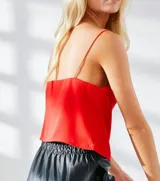 Musculosa roja de crepe con breteles finos de cordón de seda y escote recto.