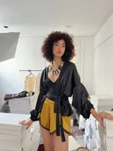 Kimono corto negro de satén con mangas globo y lazo a la cintura.