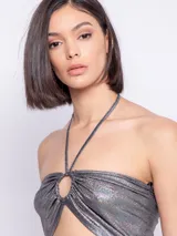 Top plateado metalizado sin mangas con tirantes finos que se atan al cuello y cut-out circular en el centro.