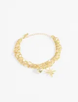 Set de dos pulseras doradas tipo cadena con dijes colgantes de corazón y estrella.