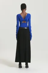 Top de manga larga color gris topo, ajustado al cuerpo, con escote barco y frunces laterales y en las mangas.