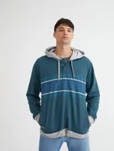 Canguro color crema con capucha gris, media cartera de botones y arte estampado en franja con motivos geométricos.