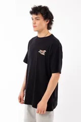 Remera negra de algodón con estampa en la espalda de Bart Simpson reinterpretado en un estilo abstracto y surrealista.