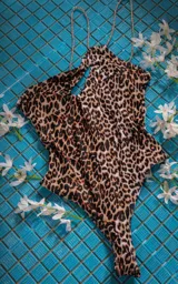 Traje de baño enterizo asimétrico con estampado animal print y tirantes finos plateados.