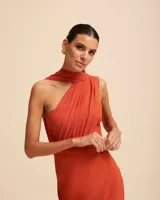 Vestido midi verde esmeralda de fiesta, con escote asimétrico y chal drapeado al cuello.