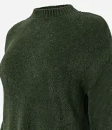 Suéter de punto texturizado con cuello redondo y mangas largas con sisa caída. Presenta un diseño liso y holgado, ideal para un estilo casual y versátil.