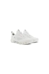 Championes de golf Ecco Biom Cool Pro para hombre, fabricados en cuero blanco con membrana GORE-TEX impermeable. Cuentan con sistema de ajuste Boa® Fit mediante dial giratorio, suela anatómica BIOM® NATURAL MOTION® y tacos híbridos ZARMA-TOUR® para un agarre óptimo.