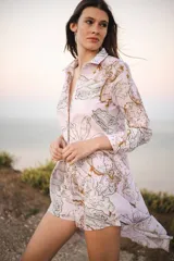 Túnica estampada con cuello camisero, manga larga y largo hasta la rodilla.