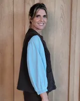 Chaleco tejido en lana 100% lambswool, con diseño de trenzas, cuello redondo y cierre frontal con botones tipo carey. Presenta bolsillos frontales integrados.