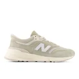 Championes New Balance modelo 997, color verde claro con detalles en beige y blanco. Confeccionados en gamuza y malla, con logo "N" característico en los laterales y entresuela ENCAP.