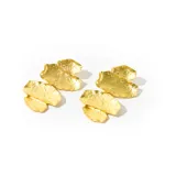 Aros colgantes dorados con forma irregular.
