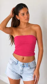 Top strapless color fucsia, ajustado al cuerpo y corto.