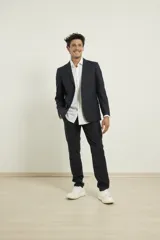 Traje de corte slim fit compuesto por saco de dos botones y pantalón de vestir a juego. Confeccionado en una mezcla de poliéster y viscosa, presenta una silueta moderna y estructurada.