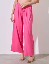 Pantalón de seda fría color fucsia, de pierna ancha, con pretina ancha elastizada en punto smock y cordón de ajuste.