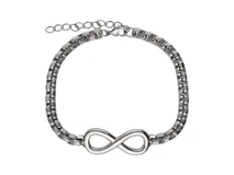 Pulsera de acero plateado con cadena de eslabones cuadrados y dije con el símbolo de infinito.