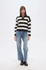 Sweater de tejido de punto con diseño de rayas horizontales en color beige y blanco, cuello polo con escote en V y mangas largas de corte holgado.