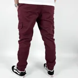 Pantalón cargo color bordó de gabardina con puño en los tobillos y bolsillos laterales.