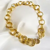 Collar corto de cadena dorada con eslabones triples.