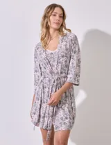 Conjunto de bata y camisón marca René Rofé. Camisón gris con estampado floral rosa, escote en V y aplique de encaje. Breteles regulables. Bata gris con estampado floral rosa y lazo de ajuste.