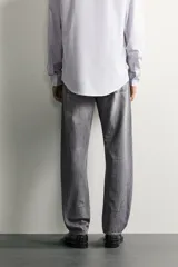 Jeans regular fit confeccionados en denim de algodón celeste con efecto lavado, de cinco bolsillos y cierre frontal con cremallera y botón.