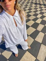 Pantalón blanco de broderie con corte recto y cintura alta.