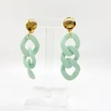 Aros colgantes con clip, formados por eslabones de resina color verde agua y cabezales dorados.