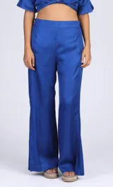 Pantalón de viscosa color azul eléctrico, de corte palazzo.