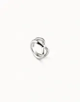 Anillo plateado con forma de pata de araña cruzada.