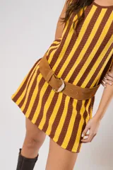 Vestido corto tejido a rayas verticales color amarillo y marrón, con escote redondo y mangas sisa. Incluye cinturón marrón con hebilla dorada.