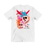 Remera blanca de algodón con estampado gráfico en la espalda que presenta calaveras, llamas y elementos abstractos en colores vibrantes.