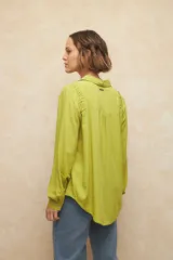 Camisa de manga larga color rosa con cuello clásico y frunces en los hombros.