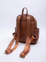 Mochila gris de símil cuero con textura granulada, asas regulables, cinco bolsillos externos con cierre y tres bolsillos internos.