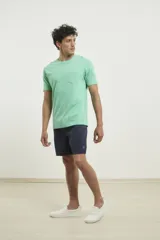 Remera gris con bolsillo ojal en el pecho, de manga corta y cuello redondo.