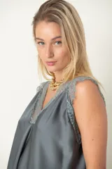 Blusa italiana color borgoña de satén de seda con escote en V y hombros de encaje.