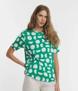 Blusa de viscosa con cuello redondo, manga corta y diseño con nudo lateral. Presenta un estampado geométrico de semicírculos blancos sobre fondo verde.
