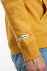 Canguro gris con cierre metálico, collaretas a tono y arte bordado en el pecho.