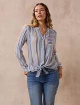 Blusa de manga larga con estampado a rayas verticales de colores pastel, cuello en V, cierre con botones y bolsillo en el pecho. Tiene un nudo en la parte inferior. Marca Zac & Rachel.