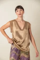 Blusa blanca de seda viscosa con escote en V y mangas cortas con detalle de gasa.