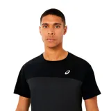 Remera Asics de hombre, de mangas cortas y cuello redondo. Diseño de dos tonos de negro, con logo de la marca en el pecho.