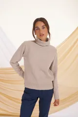 Polera color gris claro de tejido de punto con cuello alto.