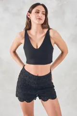 Top negro de viscosa con escote en V y breteles anchos.